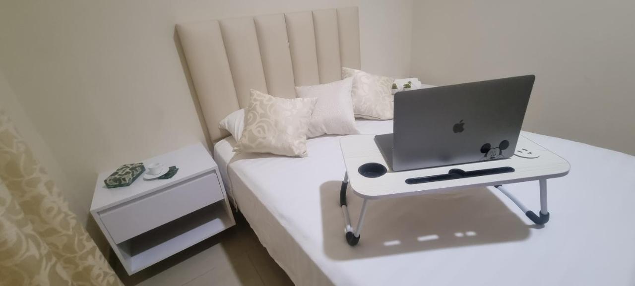 ¡Habitación perfecta! Descanse frente a aeropuerto Santa Cruz de La Sierra Exterior foto