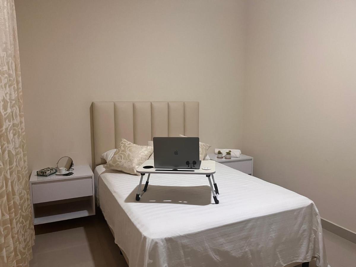 ¡Habitación perfecta! Descanse frente a aeropuerto Santa Cruz de La Sierra Exterior foto