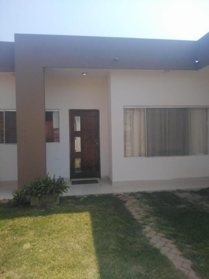 ¡Habitación perfecta! Descanse frente a aeropuerto Santa Cruz de La Sierra Exterior foto
