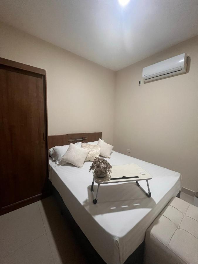 ¡Habitación perfecta! Descanse frente a aeropuerto Santa Cruz de La Sierra Exterior foto